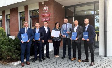 Włodarze z podpisnym litem intencyjnym przed budynkiem starostwa
